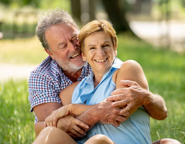 Lyckligt Leende Senior Par Kärlek Avkopplande Omfamna Och Kul Parken — Stockfoto