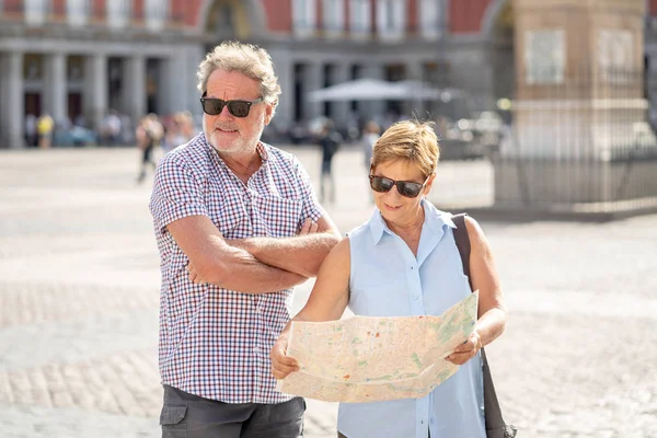 Coppia Anziani Turisti Che Usano Mappa Plaza Mayor Madrid — Foto Stock