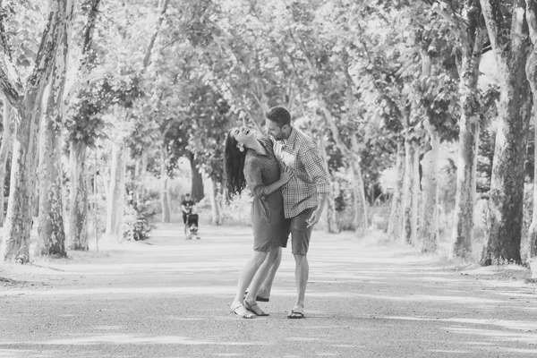 Šťastný Pár Tančí Baví Spolu Krásném Zeleném Parku — Stock fotografie