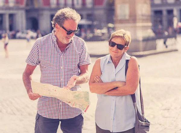 Plaza Mayor Madrid Haritayı Kullanarak Üst Düzey Turist Çift — Stok fotoğraf