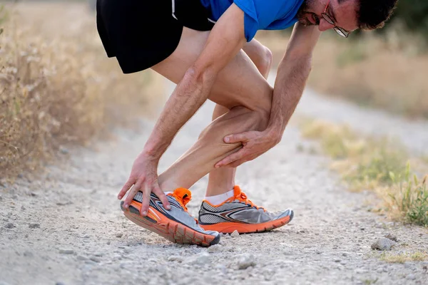 Mannelijke Atleet Aanraken Pijnlijke Twisted Ankle Verstuiking Concept — Stockfoto