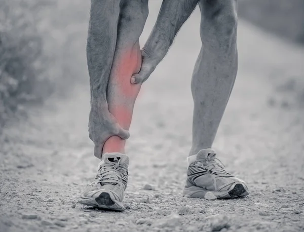 Mannelijke Atleet Aanraken Pijnlijke Twisted Ankle Verstuiking Concept — Stockfoto