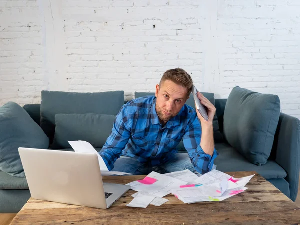 Homem pagando contas de gestão de finanças — Fotografia de Stock