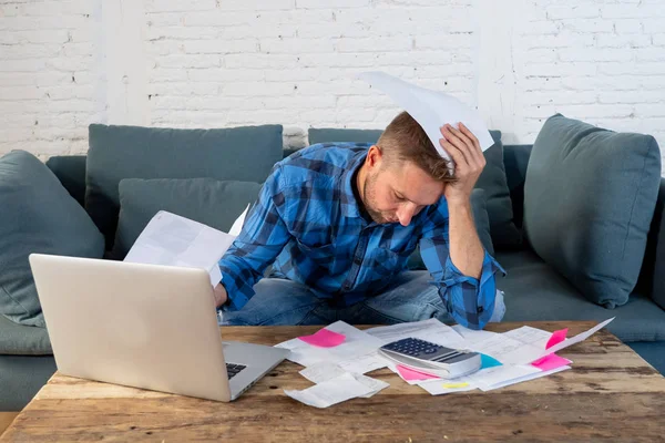 Homem pagando contas de gestão de finanças — Fotografia de Stock