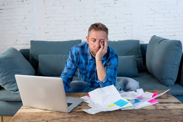 Hombre pagando facturas administrando finanzas —  Fotos de Stock