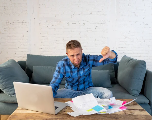 Homem pagando contas de gestão de finanças — Fotografia de Stock