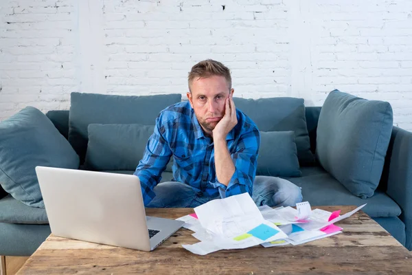 Hombre pagando facturas administrando finanzas — Foto de Stock