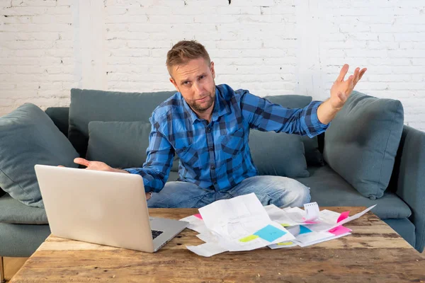 Hombre pagando facturas administrando finanzas — Foto de Stock