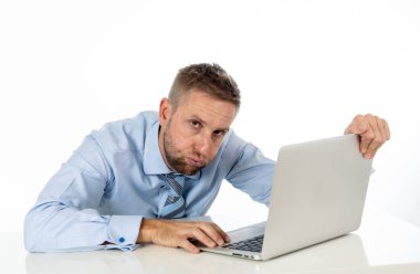 İşadamı ile laptop umutsuz