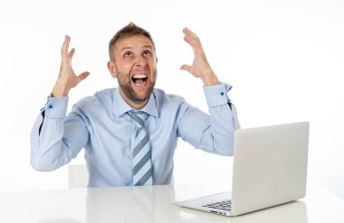 İşadamı ile laptop umutsuz