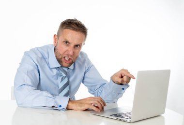 İşadamı ile laptop umutsuz