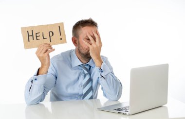 İşadamı dizüstü bilgisayar ve yardım üye