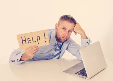 İşadamı dizüstü bilgisayar ve yardım üye