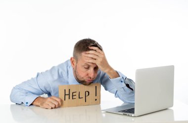 Yardım işaret umutsuz vurguladı ve bunalmış iş aşırı iş yükü erkek duygu da ofis dizüstü bilgisayar masasında otururken işyerinde stres acı gösteren genç çekici beyaz iş adamları.