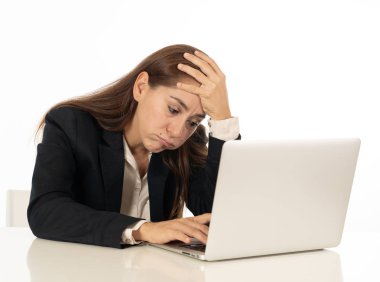İş kadını bilgisayarla umutsuz