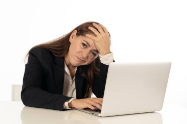 İş kadını bilgisayarla umutsuz