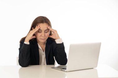 Genç güzel iş kadını duygu yorgun ve çaresiz overworked arayan office bilgisayar masası çalışma stres acı bunalmış ve hayal kırıklığına uğramış. İşletme eğitimi, başarısız ve teknoloji