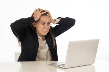 İş kadını bilgisayarla umutsuz