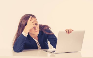İş kadını bilgisayarla umutsuz