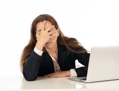 İş kadını bilgisayarla umutsuz