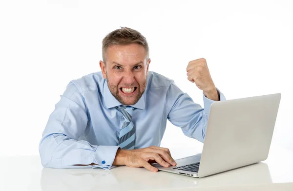 Affärsman desperat med laptop — Stockfoto