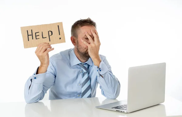 Biznesmen na znak laptopa i pomoc — Zdjęcie stockowe