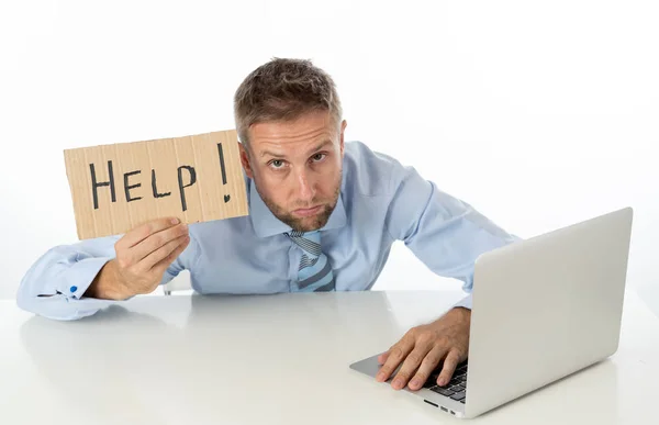 Podnikatel na laptop a pomoc znamení — Stock fotografie