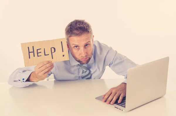 Biznesmen na znak laptopa i pomoc — Zdjęcie stockowe