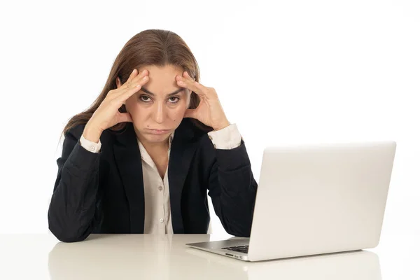 Geschäftsfrau verzweifelt am Computer — Stockfoto