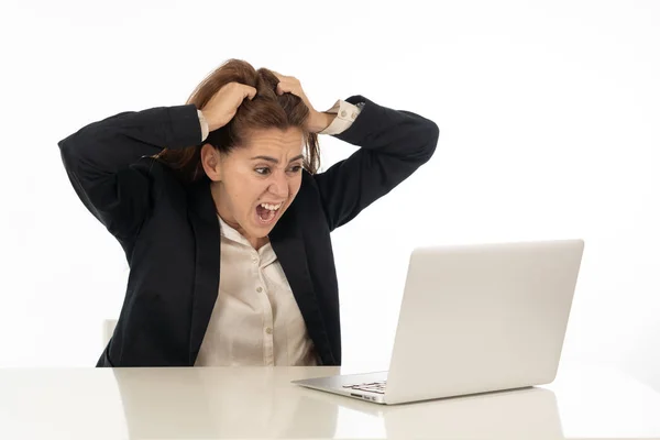 Mujer de negocios desesperada con computadora — Foto de Stock