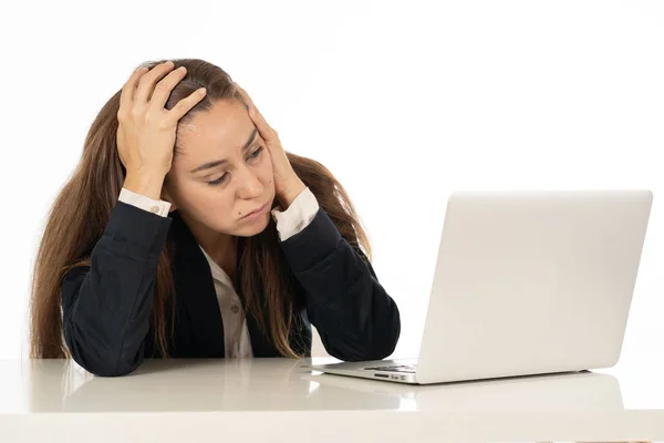 Mulher de negócios desesperada com computador — Fotografia de Stock