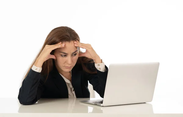 Biznes kobieta zdesperowany z komputera — Zdjęcie stockowe