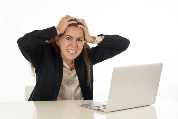 Mujer de negocios desesperada con computadora —  Fotos de Stock