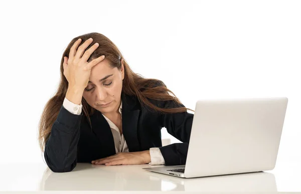 Femme d'affaires désespérée avec ordinateur — Photo