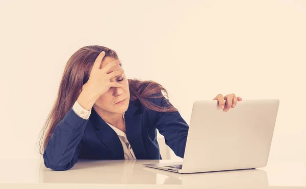 Femme d'affaires désespérée avec ordinateur — Photo