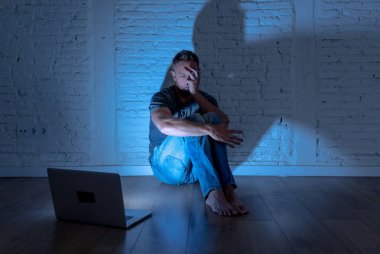 Stalker ya da umutsuz ve siber zorbalık kavramı içinde aşağılanmış hissediyor dedikodu tarafından cyberbullying ve çevrimiçi varlık taciz acı bilgisayar dizüstü bilgisayar ile ciddi bir şekilde perişan genç erkekler istismar.