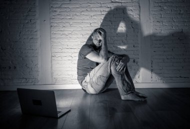 Internet siber zorbalık acı erkekler