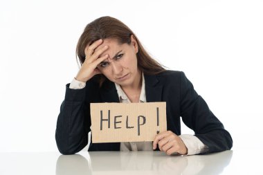 Üzgün işkadını yardım işareti tutarak