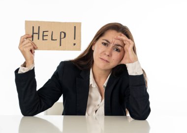 Üzgün işkadını yardım işareti tutarak