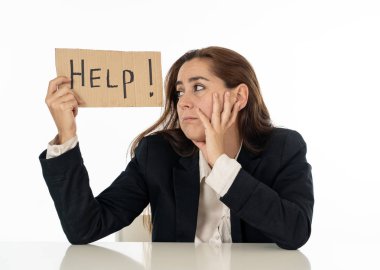 Üzgün işkadını yardım işareti tutarak