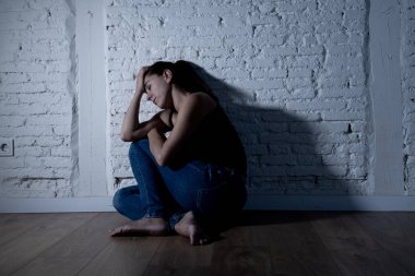 Mahvolmuş, depresyona girmiş, ağlayan, üzgün, depresyona giren, acı çeken, acı çeken, çaresiz ifadeler kullanan genç bir kadın. Yalnızlık, depresyon ve kalp kırıklığı konsepti