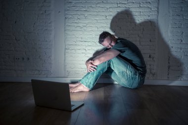 Internet siber zorbalık acı erkekler