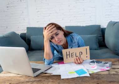 Kadın ödeme faturaları evde