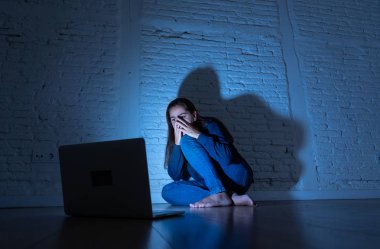 Internet siber zorbalık acı kadın