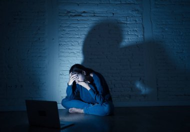 Internet siber zorbalık acı kadın