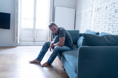 Genç adam depresyon