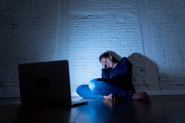 Internet siber zorbalık acı kadın