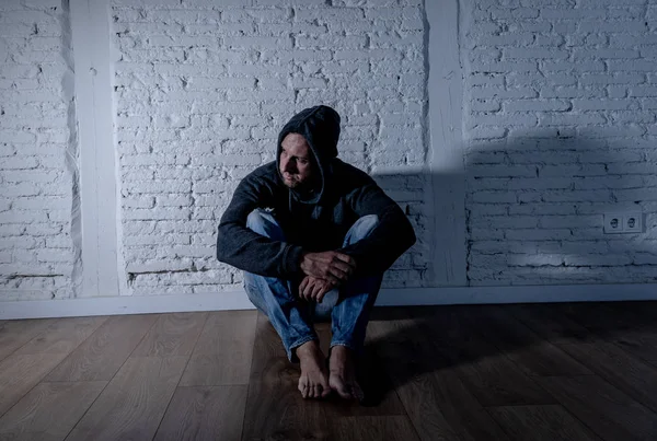 Mahvolmuş, depresyona girmiş, ağlayan, üzgün, depresyona giren, acı çeken, acı çeken, çaresiz ifadeler kullanan genç bir kadın. Yalnızlık, depresyon ve kalp kırıklığı konsepti