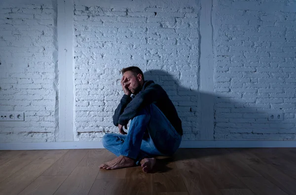 Hombre solitario que sufre de depresión — Foto de Stock