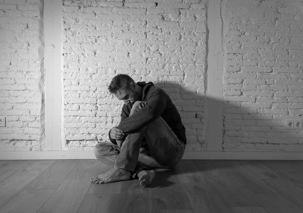 Uomo solitario che soffre di depressione — Foto Stock